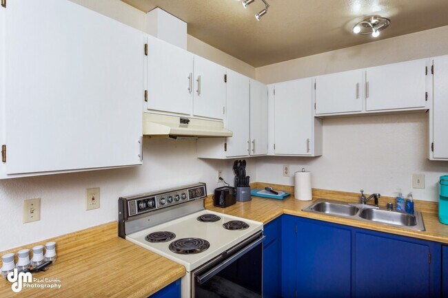 Building Photo - 76th Ave Duplex