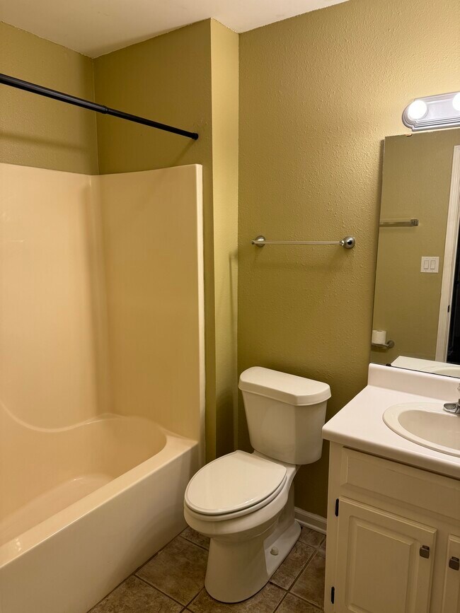 Hall bathroom - 3550 Woodland Dr