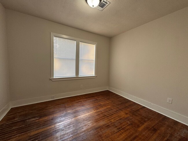 Building Photo - 337 Robinson Pl