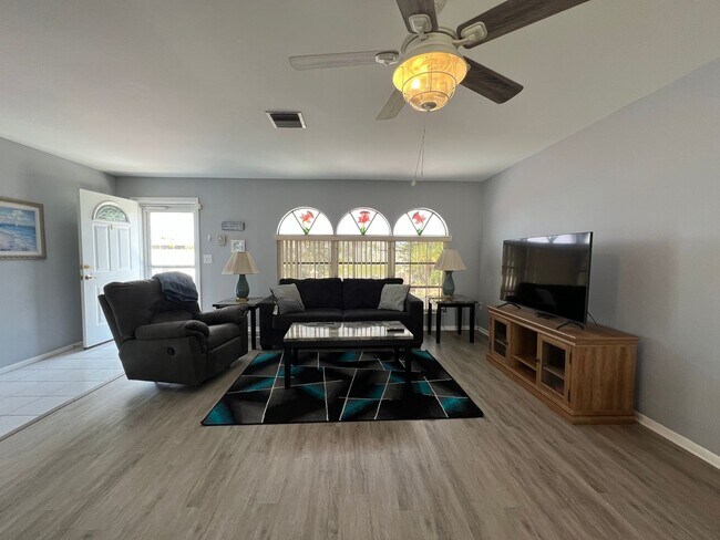 Building Photo - FURNISHED SHORT TERM SEASONAL RENTAL - 2 Bed / 2 Bath - Single Family, Pool Home (Heated) - $3,30...