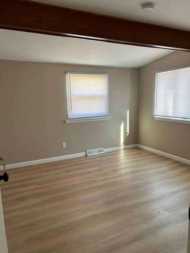 Building Photo - 400 Meadow Ln