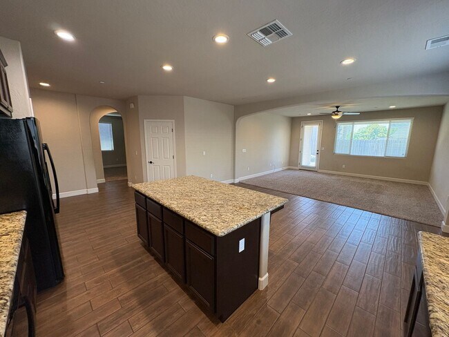 Building Photo - Lovely SE Tulare available now!