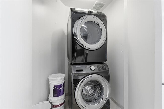 Building Photo - 501 West Ave