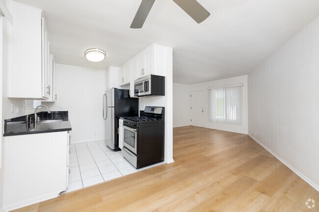 2BD, 1BA - 825SF - Dining Room - 2700 Abbot Kinney Blvd