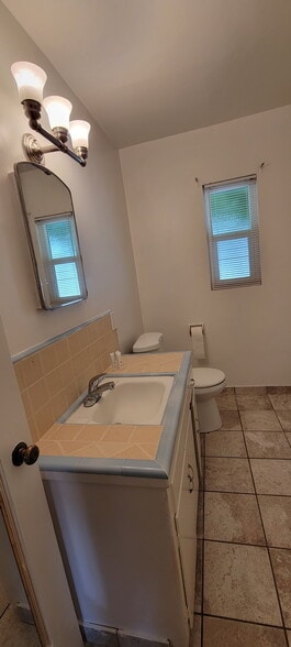 Building Photo - 545 W Hammond Ave