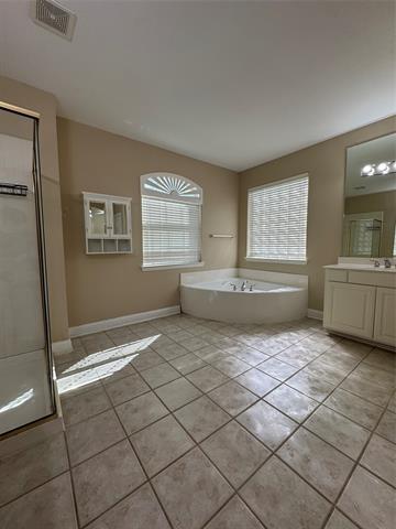 Building Photo - 9101 Forest Hills Dr