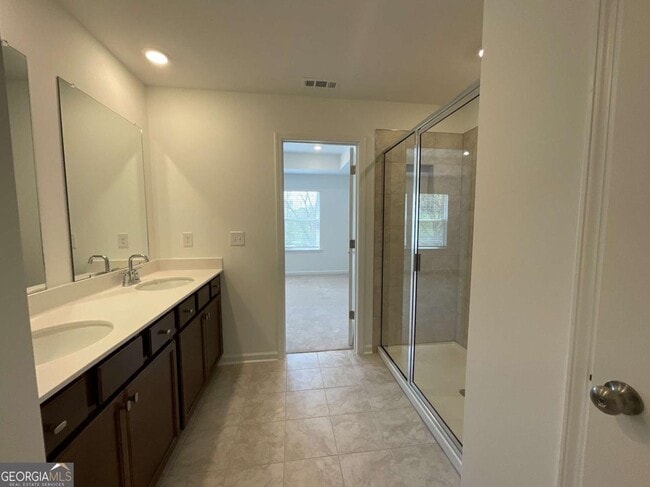 Building Photo - 5716 Plaza Dr SE