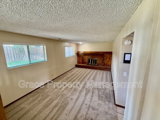 Building Photo - 13092 Monroe Dr