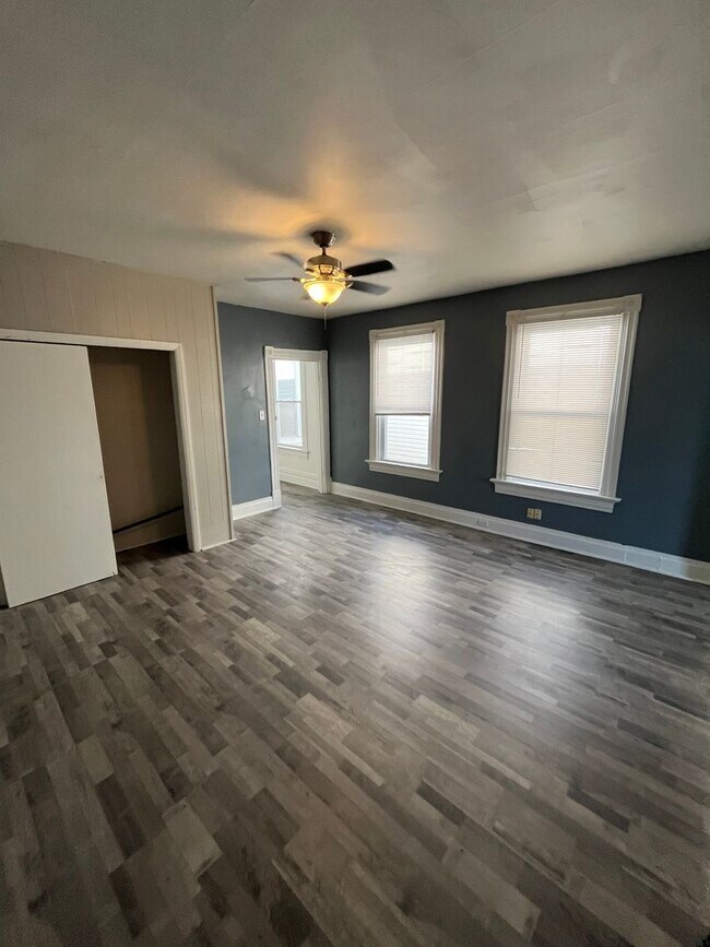Building Photo - 2106 Lawn Ave