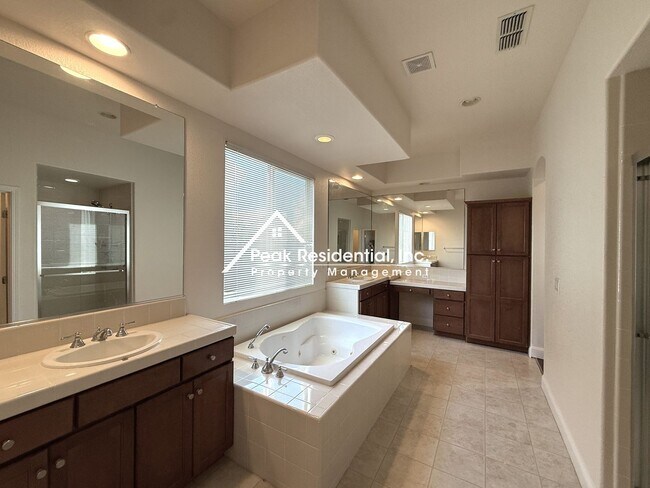 Building Photo - Charming 4 bedroom 2 bathroom home in Elk Grove!
