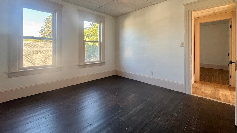 Building Photo - 98 Maple St