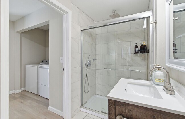 Building Photo - Charming Sarasota Retreat –4-Bedroom/3-Bathroom Modern Pool Home Near Everything!