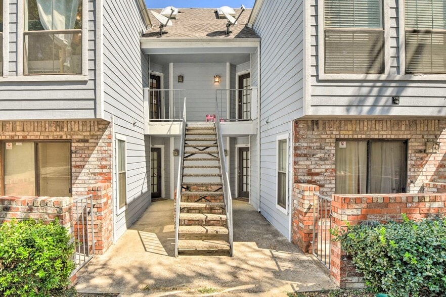 Building Photo - 3420 Country Club Dr W