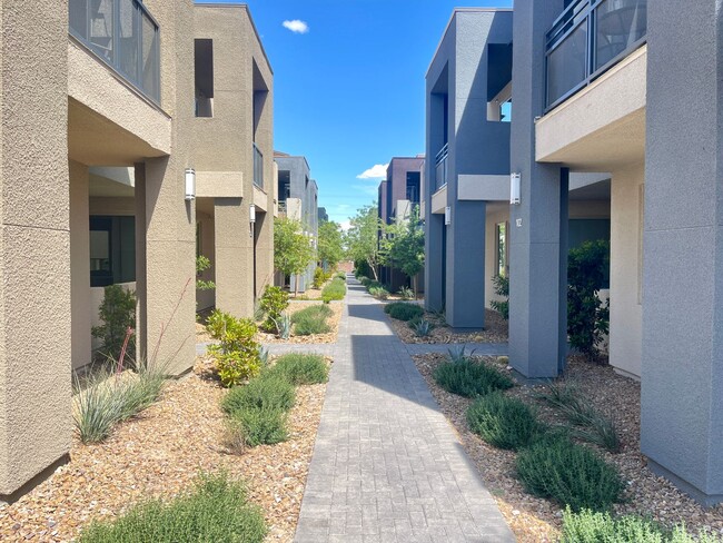 Building Photo - This spectacular 3-bed condo located acros...