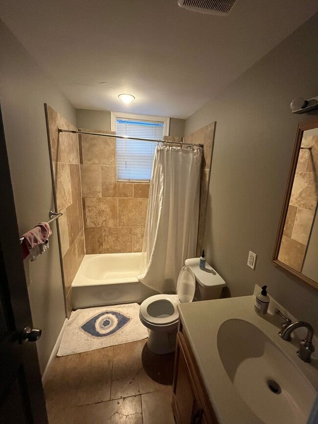 Building Photo - Great 5 bed Close to Northeastern