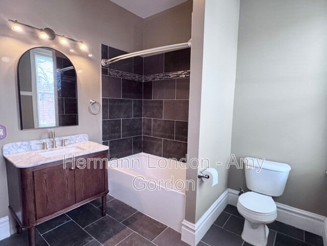 Building Photo - 2933 Victor St