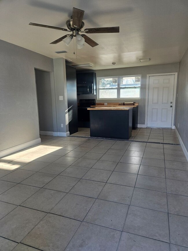Building Photo - 838 Lewis Dr