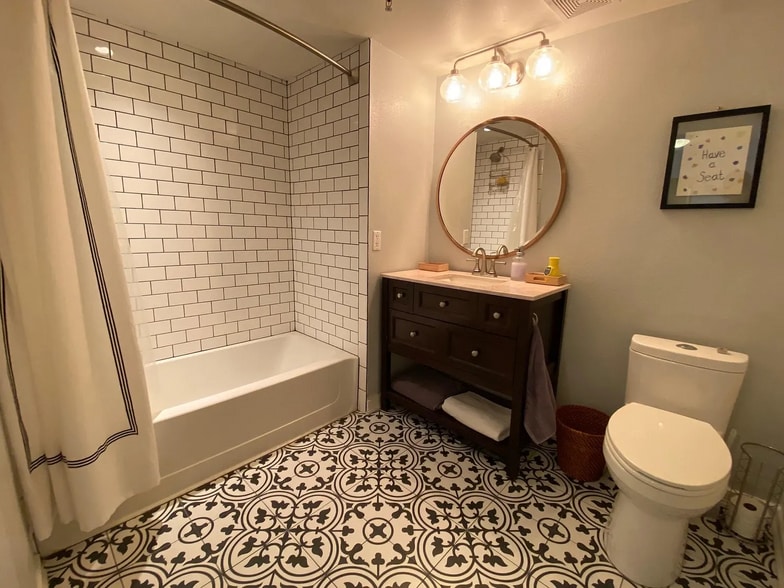 Building Photo - 1661 N Washington St