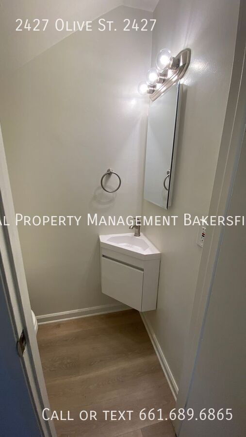 Building Photo - 2427 Olive St