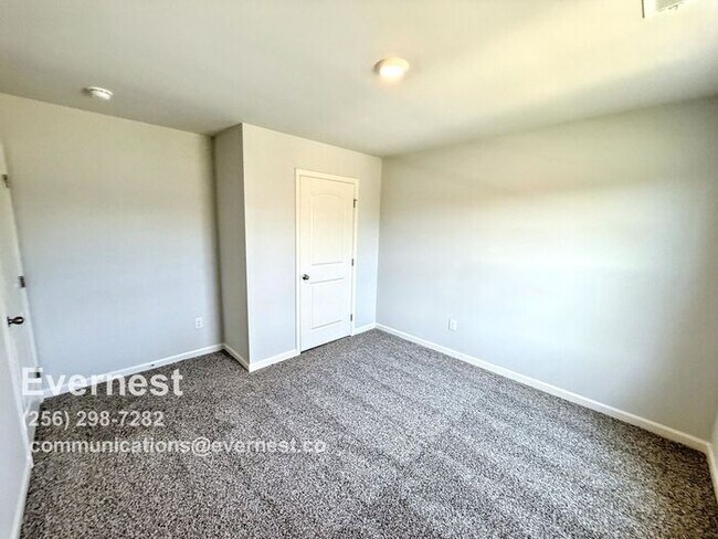 Building Photo - 3-Bedroom, 2.5-Bathroom Townhouse in a Pri...