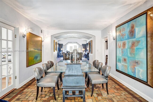 Building Photo - 940 Hollywood Blvd