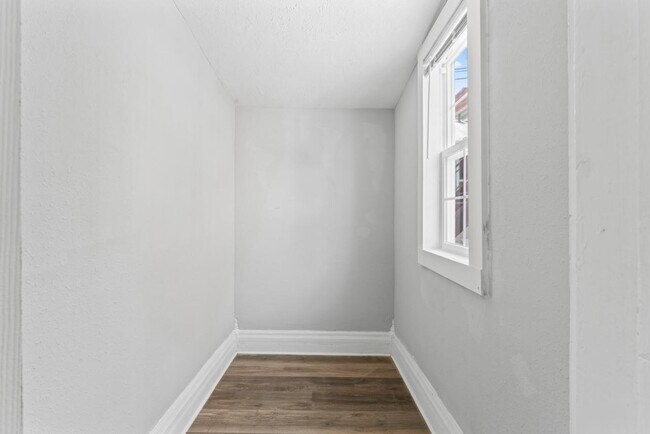 Building Photo - 111 S Vine St