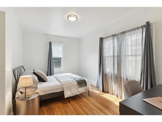 Building Photo - 955 17th Ave SE