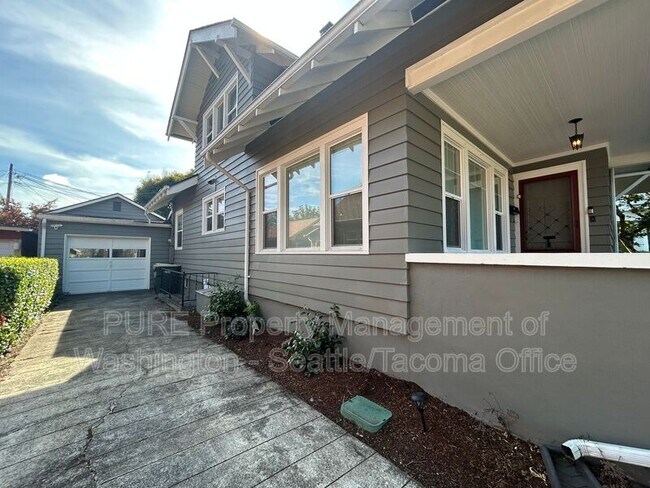 Building Photo - 208 N Washington Ave