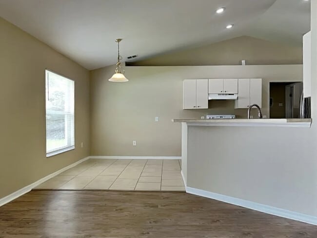 Building Photo - 3204 Thoroughbred Loop N
