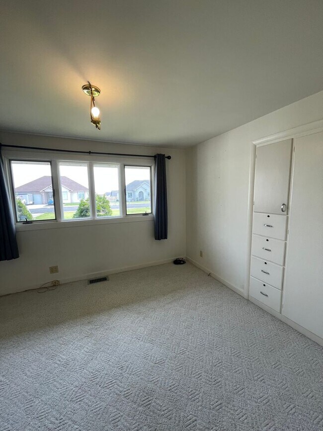Building Photo - 302 N Crestview Dr