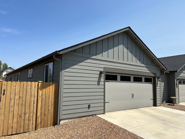 Building Photo - Move In Special !!  Newer 3 Bedroom / 2 Ba...