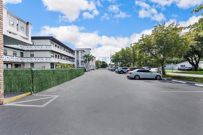 Building Photo - 1715 N 16th Ave