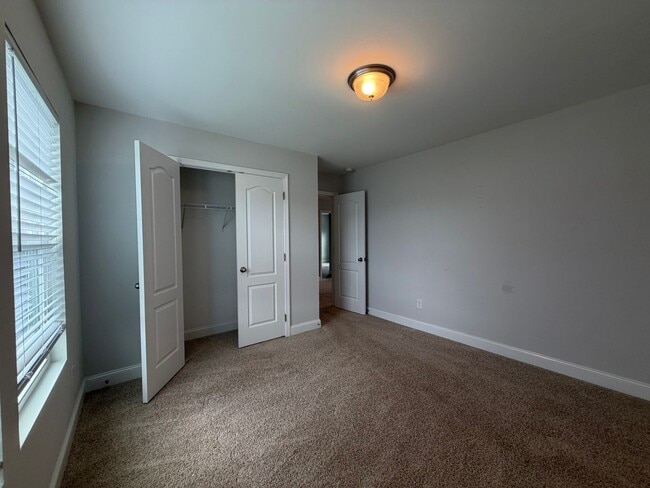 Building Photo - Towne Point Beauty!