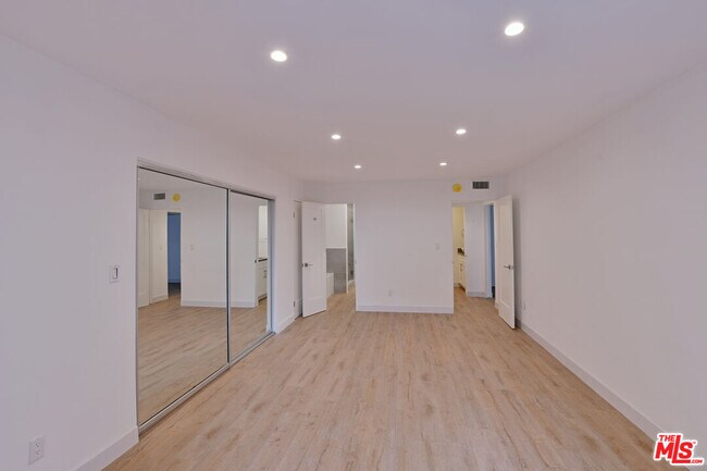 Building Photo - 136 S Palm Dr