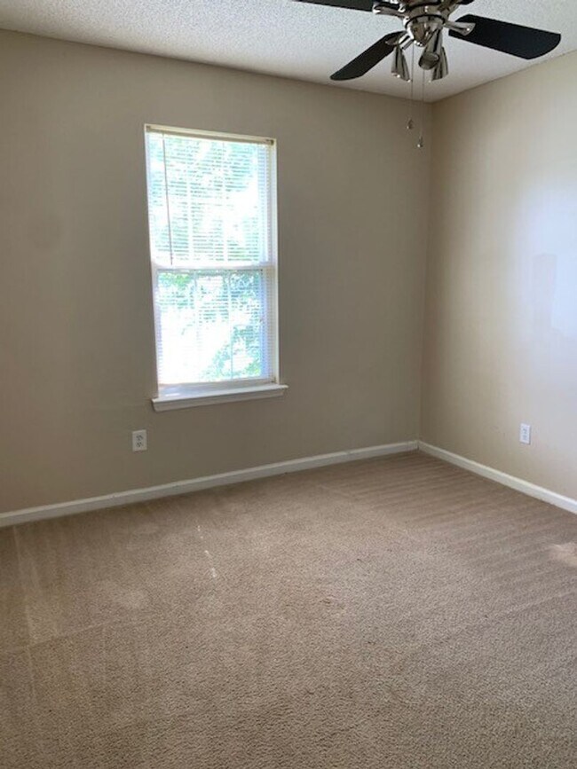 Building Photo - 3BD/2B located in Valdosta city limits.