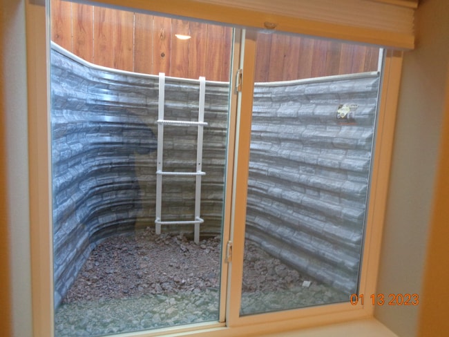 Building Photo - Main level living