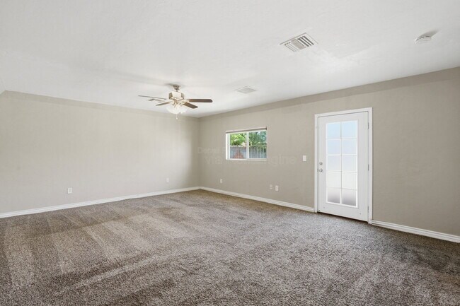 Building Photo - 1901 N Rosemont Blvd