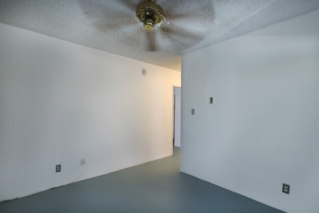 Building Photo - 250 Linden Ave