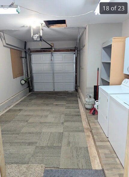 Building Photo - Room in House on Golden Oak Ct