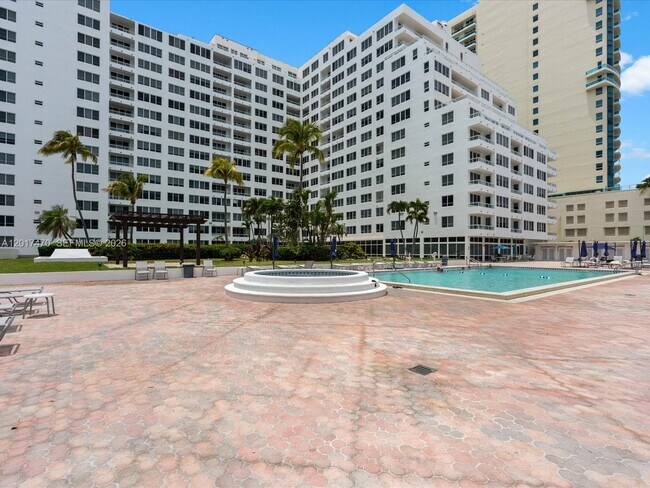 Building Photo - 5005 Collins Ave