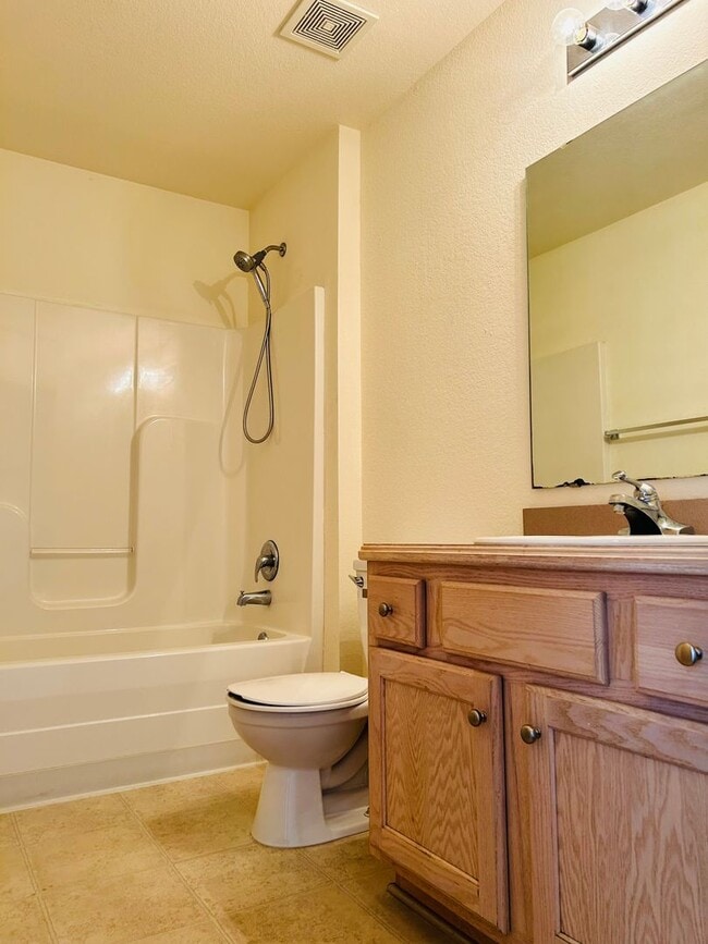 Building Photo - Large 3 Bedroom Apartment, Great Location!