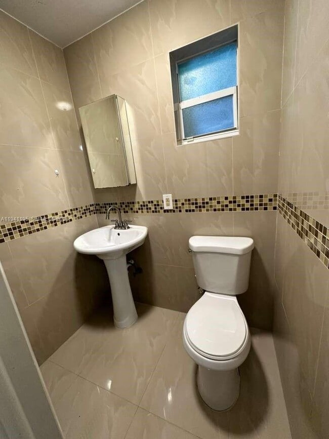 Building Photo - 920 NW 22nd Ct