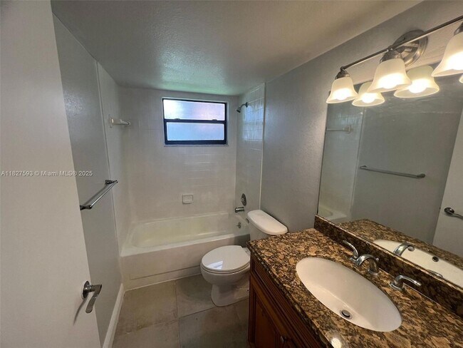 Building Photo - 1543 Lake Crystal Dr
