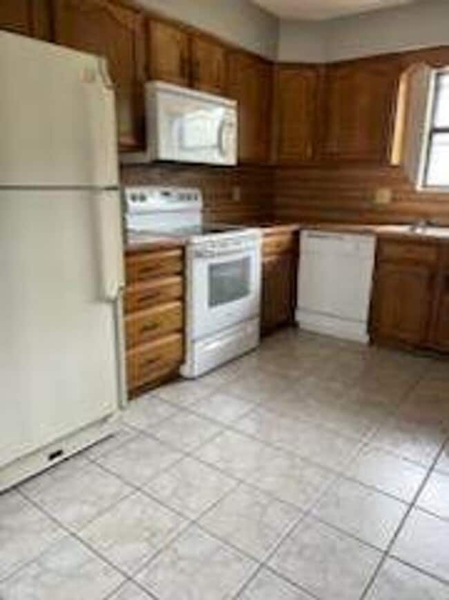 Building Photo - DUPLEX! 2 Bedroom 2 bathroom!