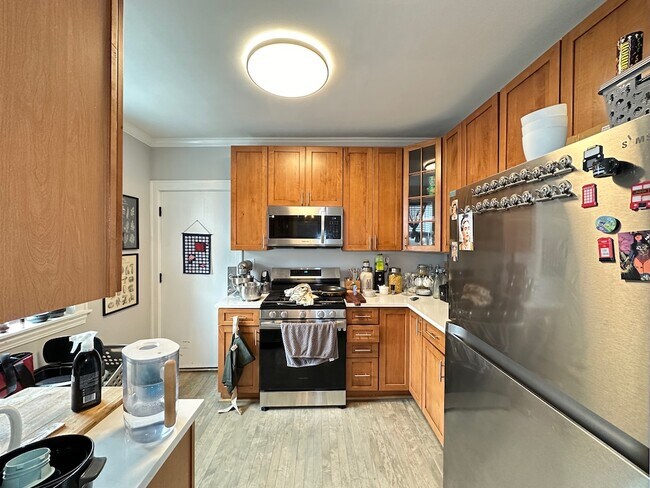 Building Photo - 1352 W Carmen Ave