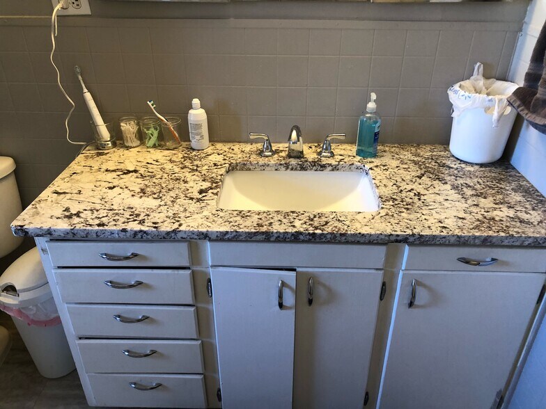 upper bath - 1816 W Arrowhead Plz