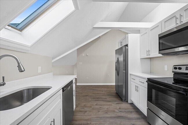 Building Photo - 15 Clearview Ave