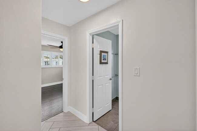 Building Photo - 1460 NE 57th Ct