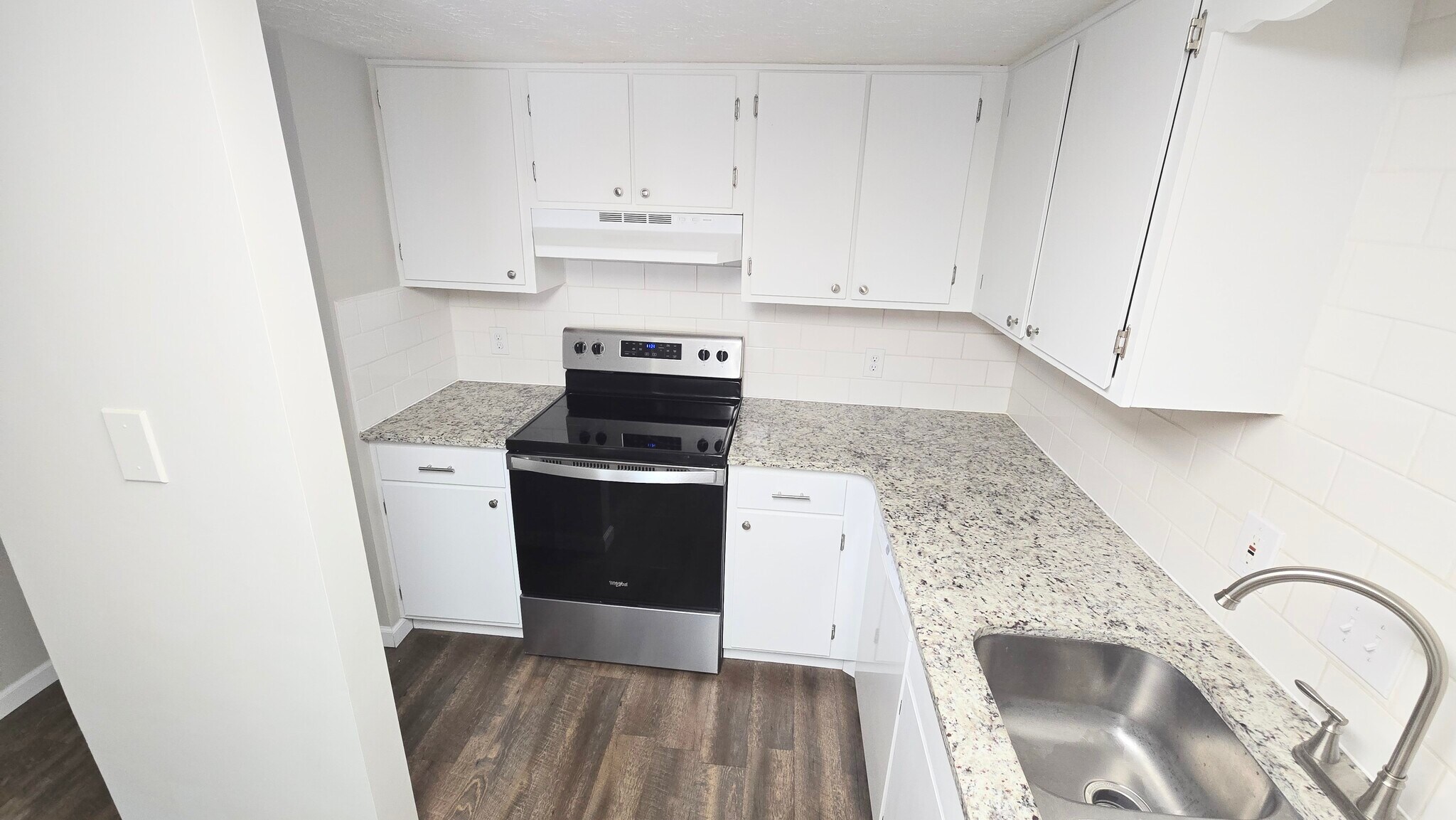 Kitchen - 607 Center Ave