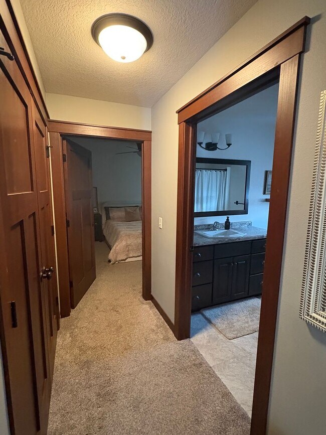 Building Photo - 812 Daisy Ln